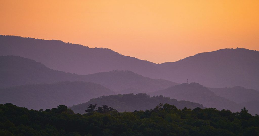 hombre mountain view during sunset