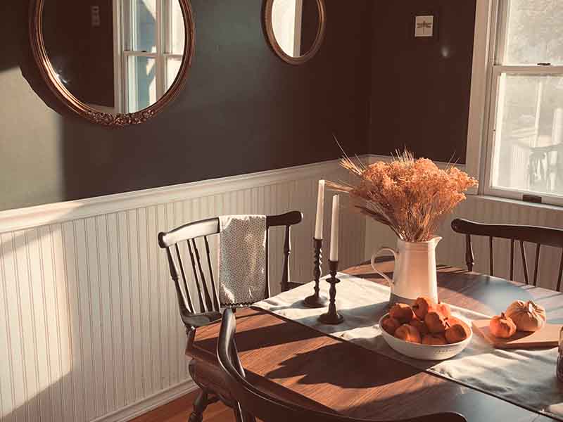 Table with fall wheat bouquet and pumpkins