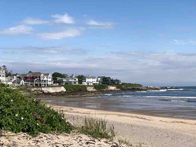 Large coastal homes surrounding beach in Narragansett, Rhode Island